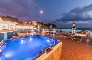 Bazén v ubytování Hotel Cava Dell'Isola nebo v jeho okolí