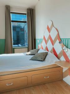 ein Schlafzimmer mit einem großen Bett und einem Fenster in der Unterkunft NETIZEN Moscow Rimskaya in Moskau