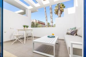 salon z białą kanapą i stołem w obiekcie iloftmalaga Playa de Pedregalejo w Maladze