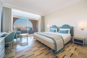 Postel nebo postele na pokoji v ubytování Iberostar Waves Averroes