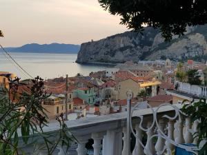 een balkon met uitzicht op de stad bij Park Hotel Castello in Finale Ligure