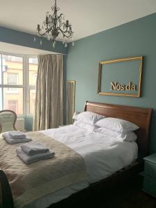 Säng eller sängar i ett rum på Beautiful Tenby House, pets allowed