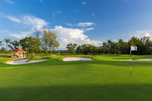 uma vista para um campo de golfe com um verde em Cassia Residences by Laguna Phuket em Bang Tao Beach