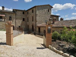 een oud stenen gebouw met een poort ervoor bij Appto Camelia 1 Bedroom, Living Room, 4 Pax,60mq in Monte Molino