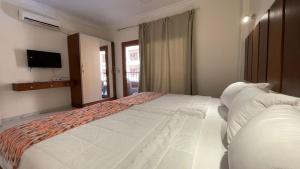 A bed or beds in a room at Kemet Apartment luxor