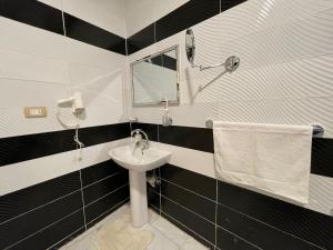 A bathroom at Kemet Apartment luxor
