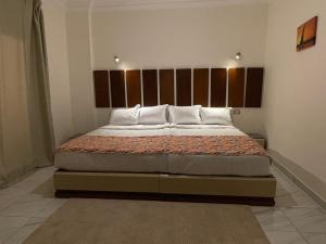 A bed or beds in a room at Kemet Apartment luxor