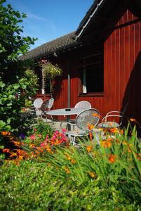 un patio con sedie, tavolo e fiori di Roam West a Fort William