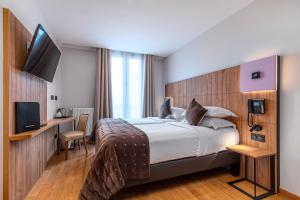 Ένα ή περισσότερα κρεβάτια σε δωμάτιο στο Hôtel de Bellevue Paris Gare du Nord