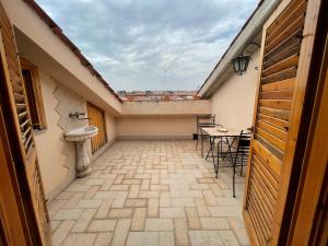 - un balcon avec un évier et une table dans un bâtiment dans l'établissement Casa Via Vigo, à Acireale