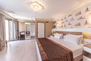 Una cama o camas en una habitación de Tayahatun Hotel