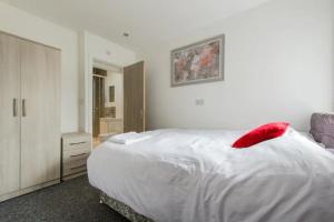 Säng eller sängar i ett rum på 6 Bedrooms with 6 baths-Perfect for big groups