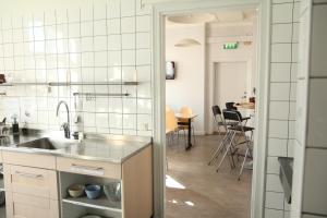 Kuchyňa alebo kuchynka v ubytovaní STF Långholmen Hostel