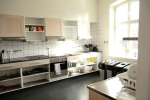 Kuchyňa alebo kuchynka v ubytovaní STF Långholmen Hostel