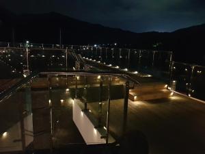 una terraza con luces encendidas por la noche en Tomato Pension, en Hongcheon