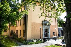 ein Gebäude mit einem Baum davor in der Unterkunft STF Långholmen Hostel in Stockholm + 37 Fotos