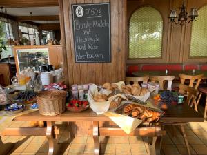 una mesa con pan y cestas de comida. en Gasthof Sonnenheim, en Saaldorf