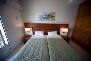 Postel nebo postele na pokoji v ubytování Dandidis Seaside Pension