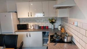 Dapur atau dapur kecil di Gillings Villa -Perfect For Long & Short Stays