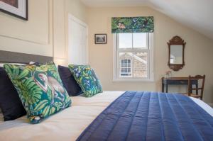 1 dormitorio con cama con sábanas azules y ventana en Spencer House, en York