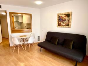 - un salon avec un canapé et une table dans l'établissement Apartamento acogedor en el centro de Cambrils, à Cambrils