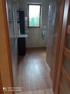 ein Badezimmer mit Toilette und Waschbecken in der Unterkunft Agroturystyka A&G Dubeninki in Dubeninki + 62 Fotos