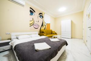 um quarto com uma cama grande e um sofá em Апартаменты WOW-hotel em Kiev