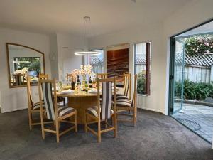 ニュープリマスにあるLuxury Home Next to Ocean and Walkwayのテーブルと椅子のあるダイニングルーム