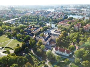 Ett flygfoto av Långholmen Hotell