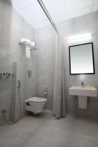 La salle de bains est pourvue de toilettes, d'une douche et d'un lavabo. dans l'établissement Click Hotel Transport Nagar, à Lucknow