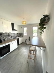 A kitchen or kitchenette at Le Châteaucreux - Cosy & SPA