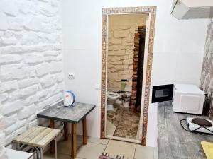 ソチにあるAparthotel Deputatskyのバスルーム(鏡、トイレ付)