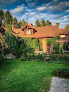 dom z zielonym bluszczem na boku w obiekcie Dom Wakacyjny Leśniczówka Kryńszczak w Łukowie