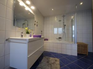 a bathroom with a tub and a sink and a shower at Fachwerkhaus in ruhiger Altstadt by Rabe - eigene Terrasse, Smart-TV, Netflix in Karlsruhe +24 photos