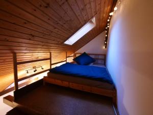 um quarto com uma cama num quarto de madeira em Fachwerkhaus in ruhiger Altstadt by Rabe - free Netflix & eigene Terrasse em Karlsruhe