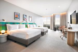 Postel nebo postele na pokoji v ubytování Holiday Inn Werribee by IHG + 37 fotografií
