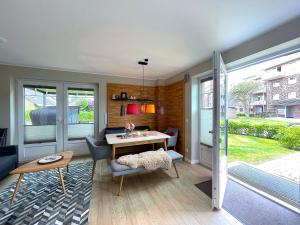 un salon avec un bureau et une table dans l'établissement Tüngelstuuv Sylt, à Westerland 26 autres photos