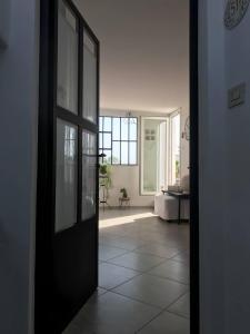 里米尼的住宿－B&B RoofTop51，通往带客厅的房间的门