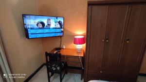 TV a/nebo společenská místnost v ubytování Abode