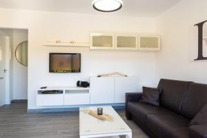 Televiisor ja/või meelelahutuskeskus majutusasutuses Casa Lucien - Newly refurbished apartment with swimming pool - Ideal for couples