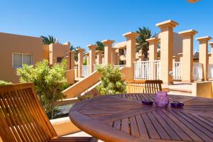 Rõdu või terrass majutusasutuses Casa Lucien - Newly refurbished apartment with swimming pool - Ideal for couples