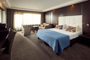 Postel nebo postele na pokoji v ubytování Van der Valk Hotel Groningen Zuidbroek
