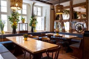 un restaurante con mesas, sillas y ventanas en Hotel Domhof, en Speyer