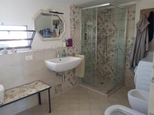 een badkamer met een douche en een wastafel bij B&B RoofTop51 in Rimini