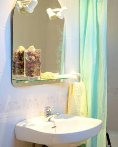 a bathroom with a sink and a mirror at Hotel Can-Vic in Guadalajara