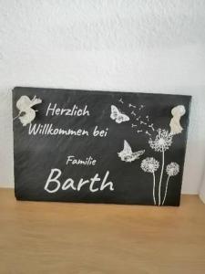 eine Tafel mit Vögeln und Schmetterlingen darauf in der Unterkunft Familie Barth in Kleinmürbisch