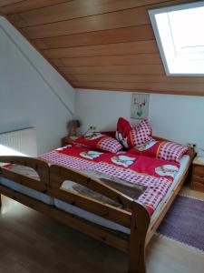 ein großes Bett in einem Zimmer mit Holzdecke in der Unterkunft Familie Barth in Kleinmürbisch