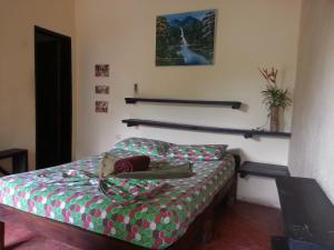ein kleines Schlafzimmer mit einem Bett und einer Bettdecke in der Unterkunft Casa Nova in Puerto Colombia