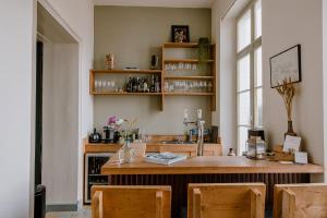 cocina con encimera de madera y ventana en B&B Kasteel Baexem, en Baexem