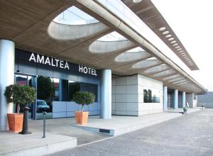 Hotel aania con macetas frente a un edificio en Hotel Amaltea by Executive Sport, en Lorca